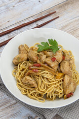 poulet sauté aux poivrons et pousses de bambou