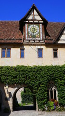 Giebel mit Sonnenuhr im ehemaligen Kloster in Bebenhausen
