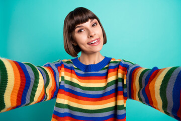 Photo portrait smiling bob haired woman in casual clothes taking selfie showing tongue isolated bright teal color background