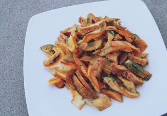 Lactarius deliciosus trozeado, comúnmente conocido como níscalo, gorro de leche de azafrán y seta de pino rojo. Se recolecta ampliamente en la Península Ibérica y se utiliza en la cocina española.