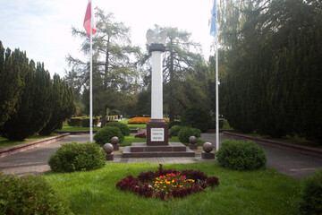 Monument upamiętniający, na skwerze w Parku Zdrojowym, miejsce uroczystości patriotycznych.. Ciechocinek, Poland
