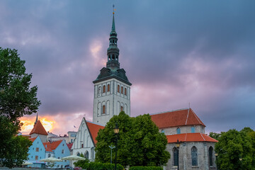 Tallinn Estland an einem Sommerabend nach dem Regen