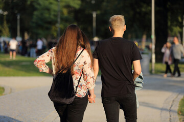 Para młodych ludzie, kobieta i mężczyzna spaceruje deptakiem, chodnikiem we Wrocławiu. - obrazy, fototapety, plakaty