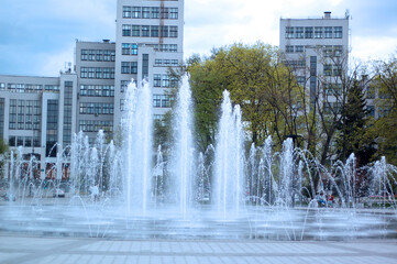 Obraz premium Urban dry fountain. Town. The fountain. Открыть Google Переводчик • Оставить отзыв Все результатыGoogle Переводчикhttps://translate.google.com › ... Бесплатный сервис Google позволяет мгновенно пере