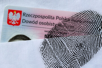 Nowy polski dowód osobisty z odciskiem palca identyfikujący osoba. - obrazy, fototapety, plakaty