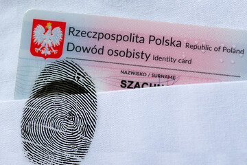 Nowy polski dowód osobisty z odciskiem palca identyfikujący osoba.