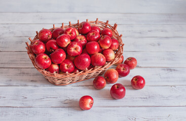 jabłka w koszyku na rustykalnym tle białych desek © meegi