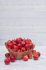 jabłka w koszyku na rustykalnym tle białych desek