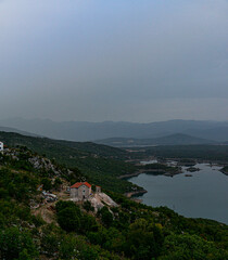 slano lake w Czarnogórze z widokiem na góry