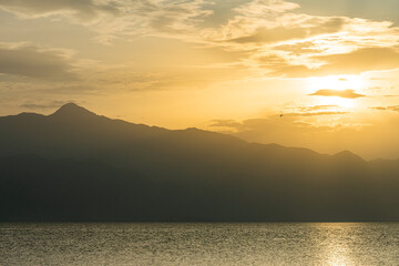Zachód słońca nad jeziorem Szkoderskim z widokiem na góry