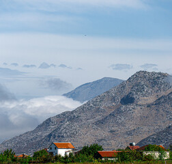 Góry Alpet Shqiptare w chmurach w Albanii północnej