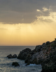 Zachód słońca na plaży w Albanii przy skałach