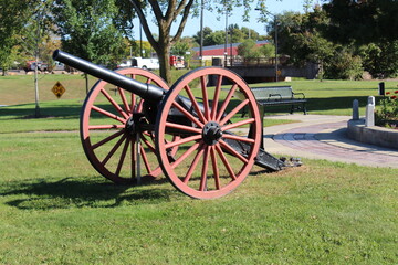 Fototapeta na wymiar old cannon in the city