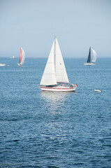 Obraz premium Barco de vela navegando en el mar