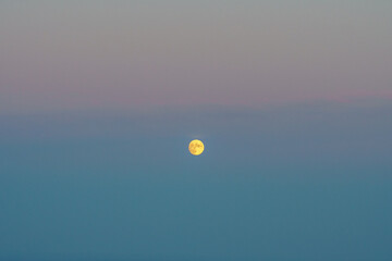 Luna llena desde lo alto de la montaña