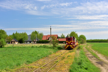 Krajobraz wiejski i stara lokomotywa