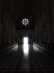 Światło płynące do wnętrza kościoła