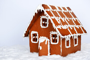 The hand-made eatable gingerbread house and snow decoration - 459791662