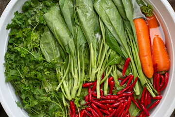 Rinse the vegetables with vinegar in a basin to remove any residue.