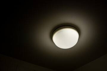 暗い部屋で光る天井の照明器具

