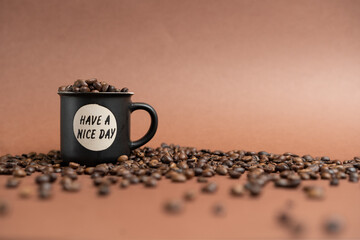 Obraz premium Tazzina del caffè Nera con chicchi di Caffè