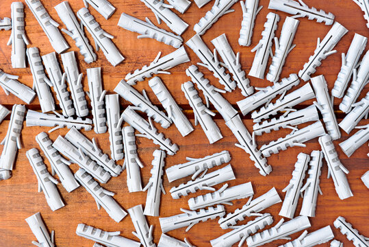 tarugos de pl&aacute;stico para tornillos distribuidos en una mesa de trabajo