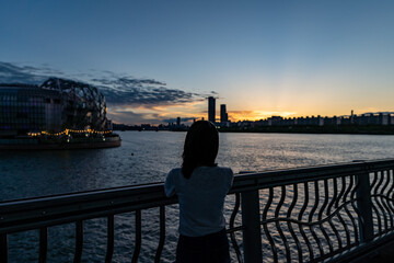 서울 한강 여자 뒷모습 야경