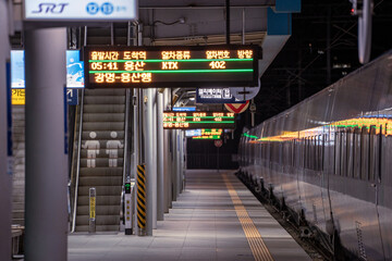 한국 고속철도 기차역 플랫폼 새벽