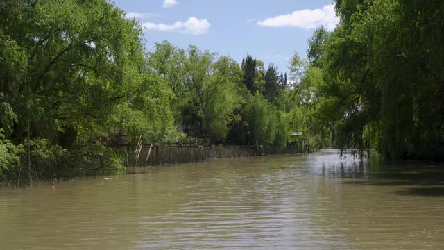Navegando por uno de los r&iacute;os del delta del Paran&aacute;