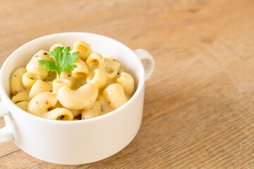 macaroni and cheese with herbs