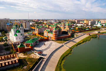 Obraz premium Picturesque city landscape of tourist center of Yoshkar-Ola city with Kremlin, Church of Holy Trinity and Cathedral of Resurrection of Christ