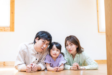 Fototapeta premium おうちで仲良く過ごす家族