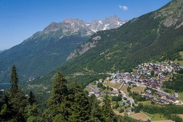 Fototapeta na wymiar Vue panoramique d'un village de montagne. Le village de Vaujany. Un village dans les Alpes.