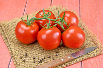 grappe de tomates rouges sur une table en bois