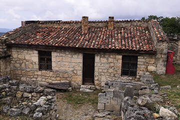 Fototapeta na wymiar old house in the mountains