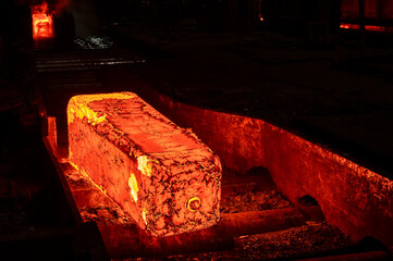 Red-hot metal forging, heavy and large billet for rolled metal