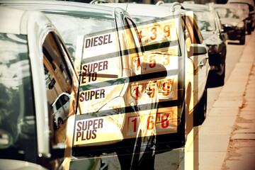 Preise an der Tankstelle und viele Autos