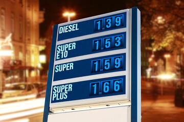 Tankstelle und Preistafel mit hohen Kraftstoffpreisen