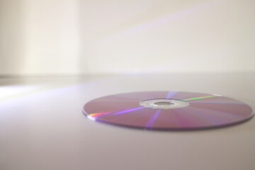 明るい光が差し込むDVDのイメージ素材
