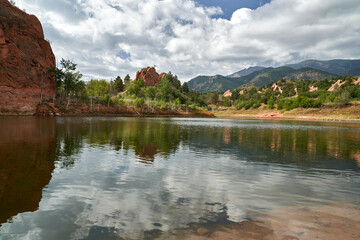 Fototapeta na wymiar Lake in Red Rock Canyon mountains State Park, Colorado Springs