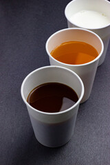 紙コップにつがれた3種類の飲み物
