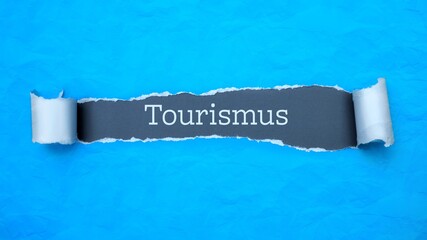 Tourismus. Papierausriss mit einer Nachricht. Blaues Papier mit Text auf grauem Abriss