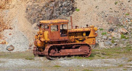Fototapeta na wymiar Old rusty crawler tractor with shovel