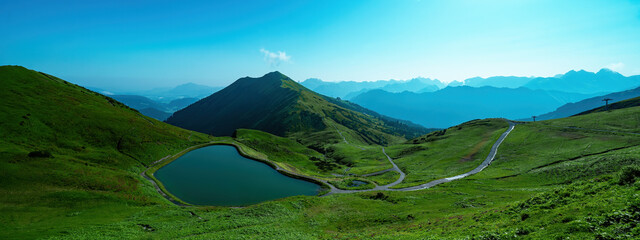 Panoramablick auf Kanzelwand / Fellhorn im Kleinwalsertal in Österreich, mit Blick auf Bergsee und...
