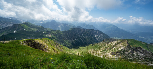 Panoramablick auf Kanzelwand / Fellhorn im Kleinwalsertal in Österreich, mit Blick auf Bergsee und...
