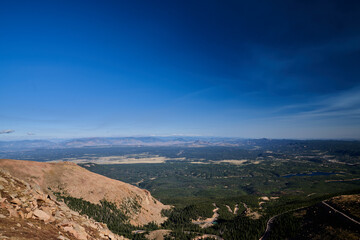 Fototapeta premium Scenic View of Pikes Peak Summit National Forest Park with Blue Sky and White Clouds, Colorado Springs