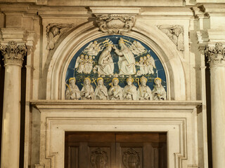 Italia, Toscana, Firenze, facciata della chiesa di Ognissanti di notte.