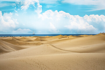 Fototapeta na wymiar Mar azul y dunas. Maspalomas. 