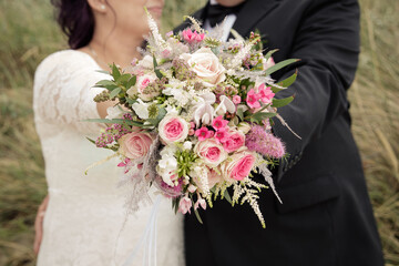 Moderner Brautstrauß mit zweifarbigen Rosen locker gebunden in weiß rose