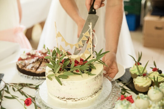 Brautpaar schneidet Hochzeitstorte an 
